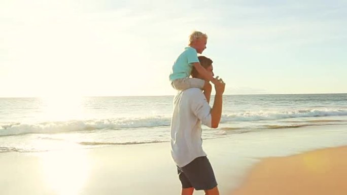 日落时，父子俩一起在海滩玩耍。