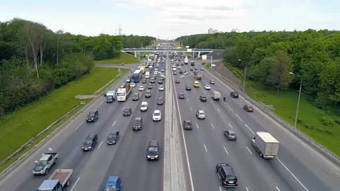 带有桥梁和路口的繁忙道路的航拍。