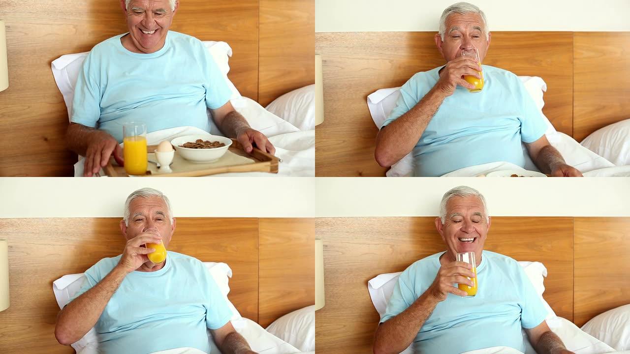 老人在床上吃早餐