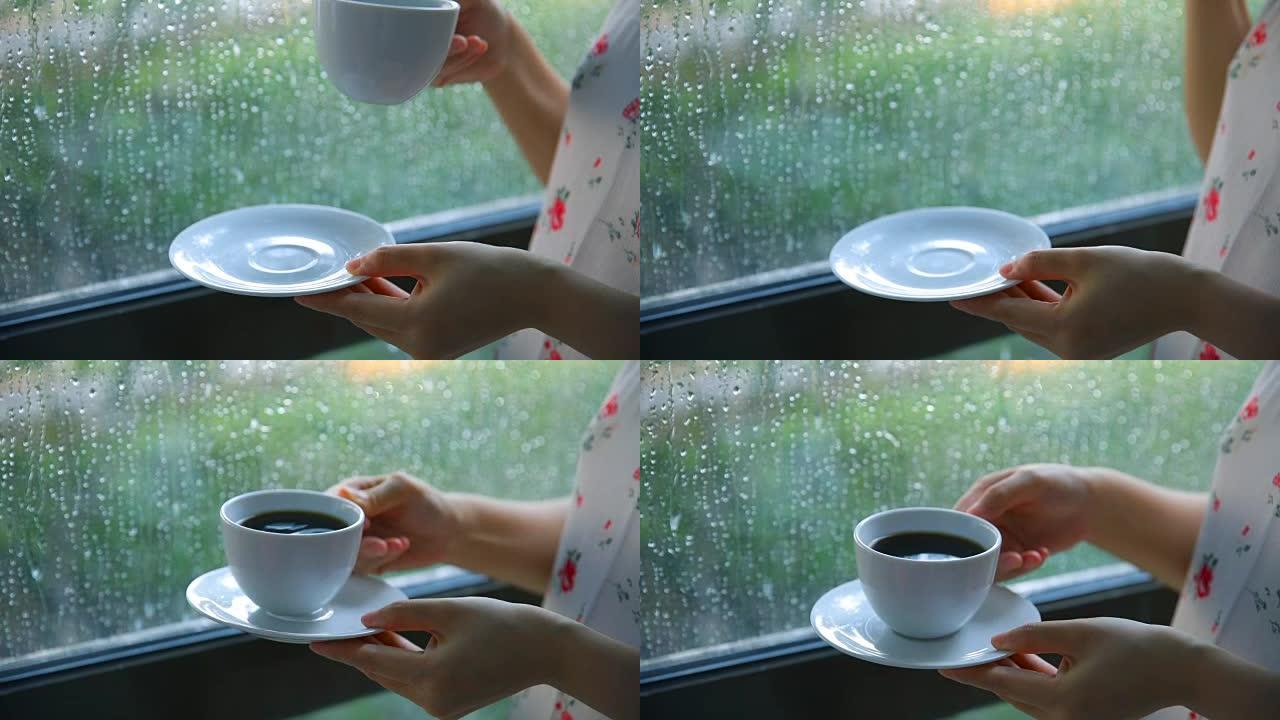 下雨天在窗边喝咖啡的女人