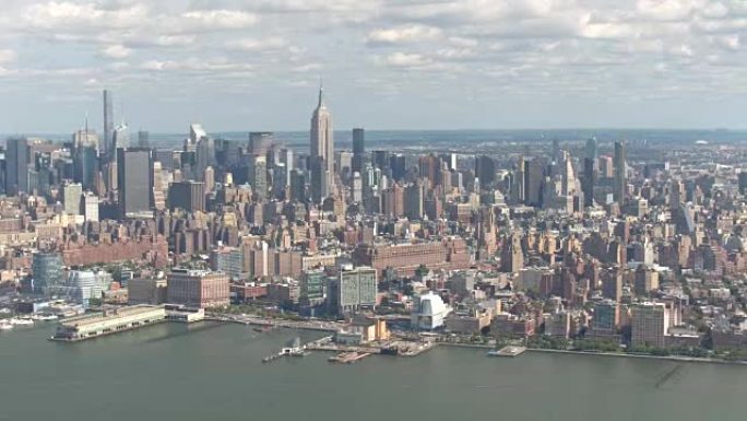 空中拍摄:阳光明媚的一天，观光直升机在纽约市上空盘旋