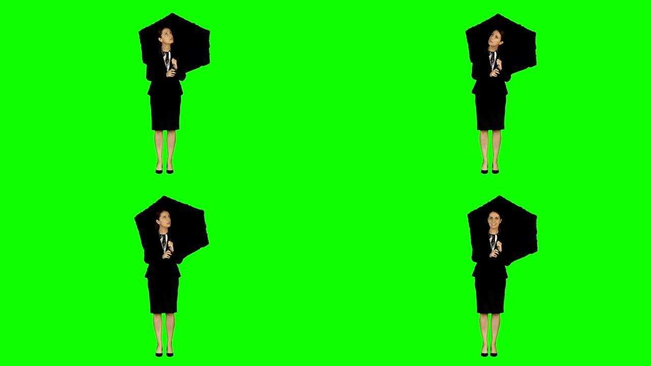 绿屏上戴着雨伞的女商人