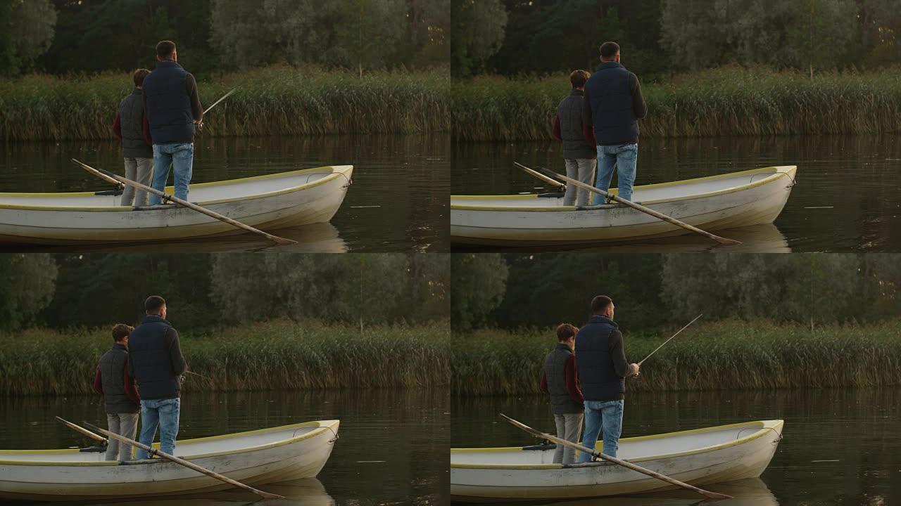 父子俩站在船上钓鱼。