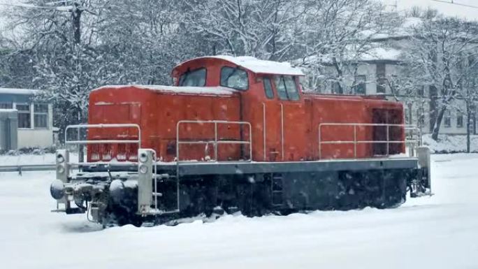 大雪中的火车发动机