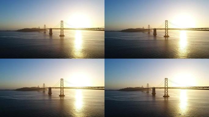日出时奥克兰海湾大桥轮廓的鸟瞰图
