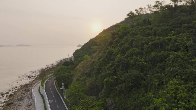 日出时分海边的公路