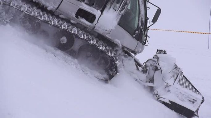 慢动作: 雪猫建造滑雪板踢脚器