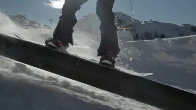 慢动作: 滑雪者骑着扭结轨