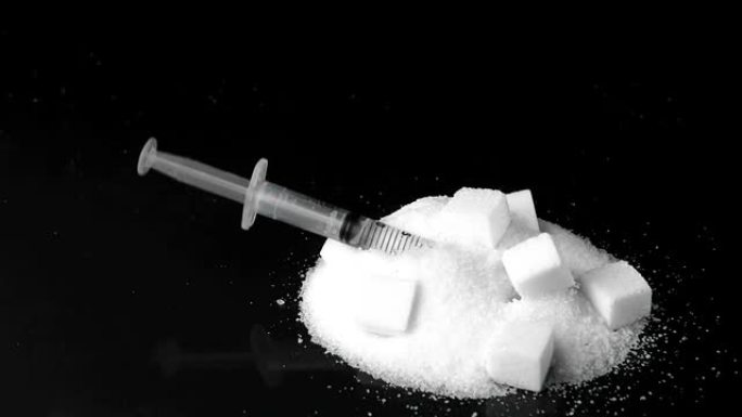 胰岛素注射器落入糖堆