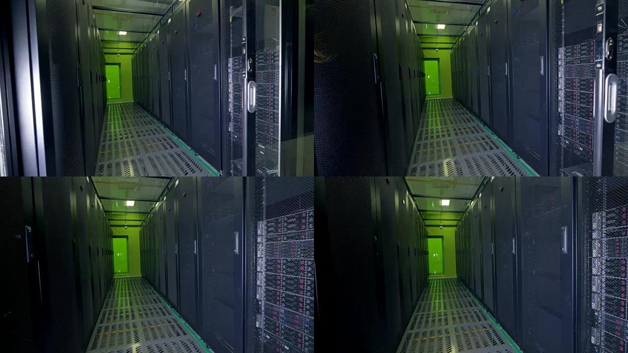数据存储室尽头的绿灯。