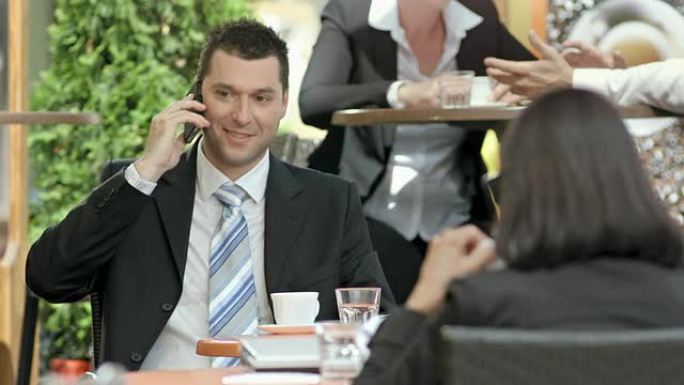 高清: 电话上的商人显示拇指向上