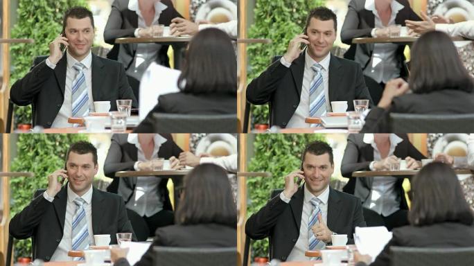 高清: 电话上的商人显示拇指向上