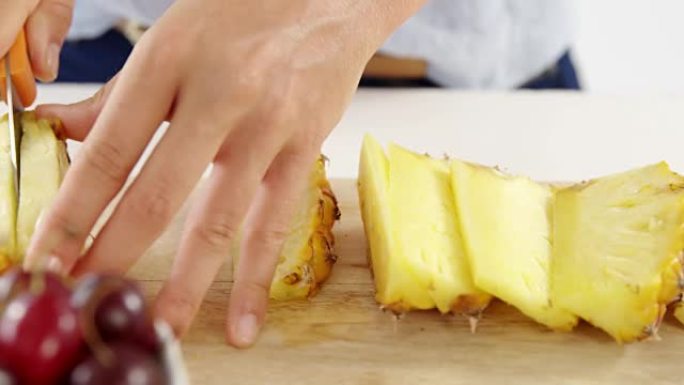 女人在砧板上切菠萝