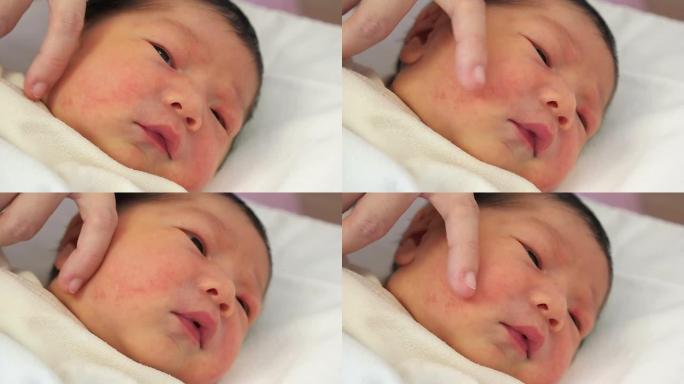 用爱温柔地抚摸着婴儿