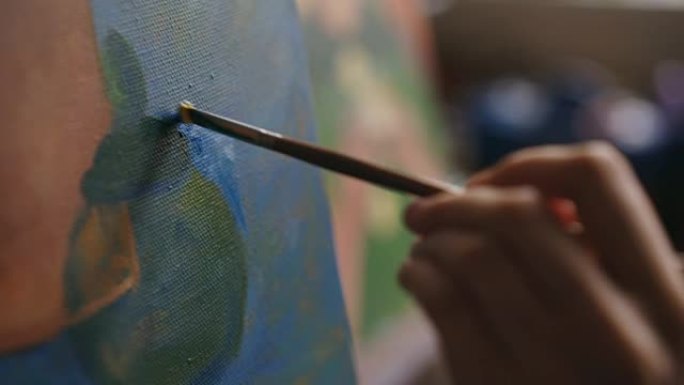 艺术工作室画布上画笔画静物画艺术家女人的手的特写