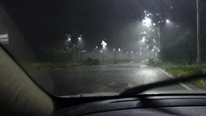 大雨，从车窗看