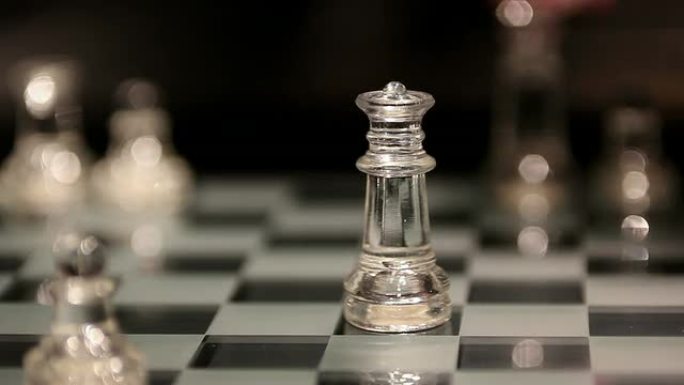 棋盘上的玻璃国王和王后象棋
