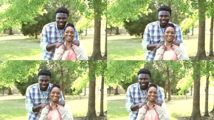 公园里的非裔美国人夫妇在镜头前微笑