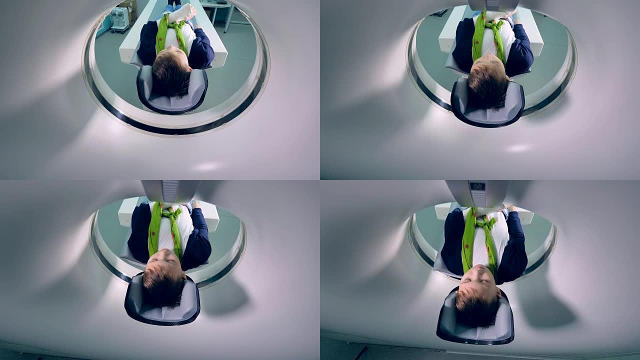 一个男孩正在接受磁共振断层扫描仪