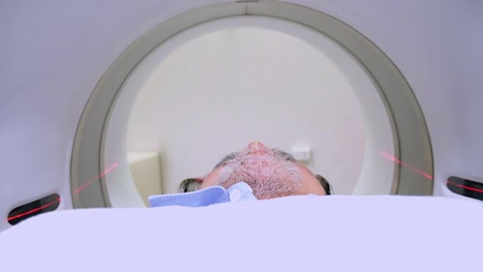 患者通过MRI，CT扫描仪扫描。磁共振检查。