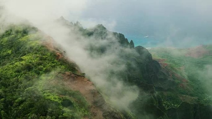 鸟瞰图飞越考艾岛纳帕利海岸丛林山峰