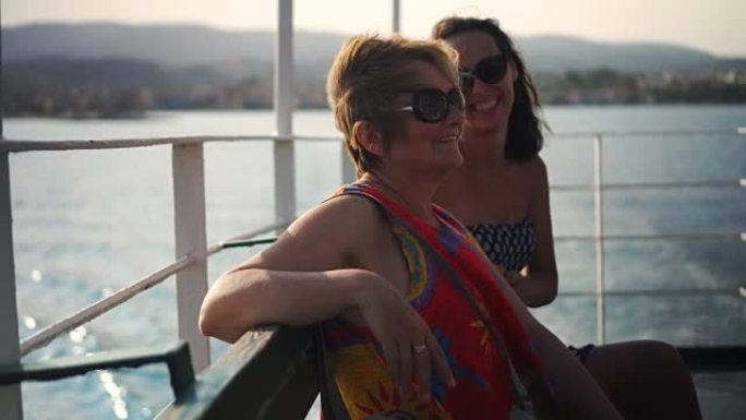 两名妇女喜欢乘坐渡船