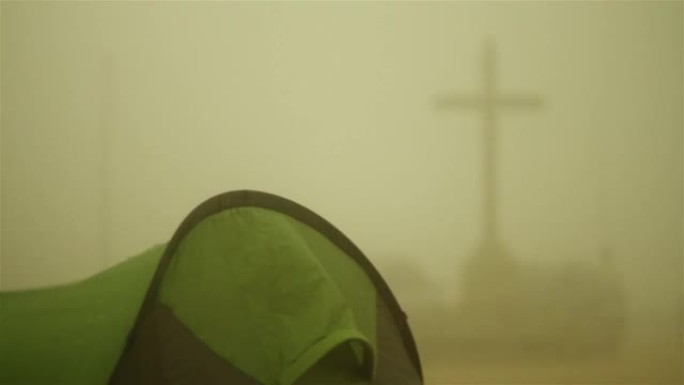 在雾笼罩的老修道院露营