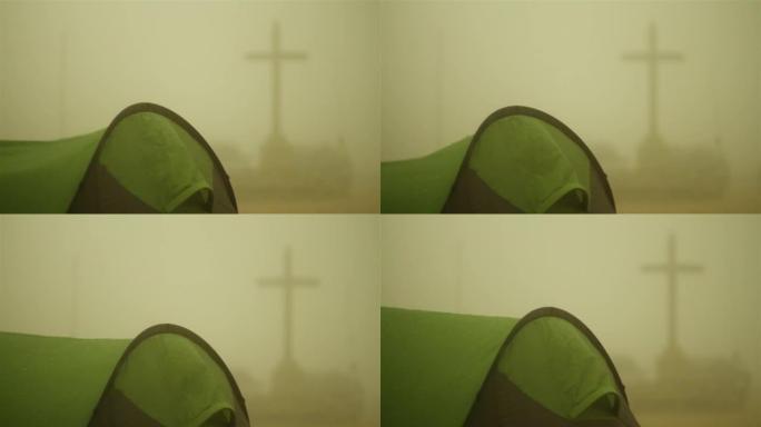 在雾笼罩的老修道院露营