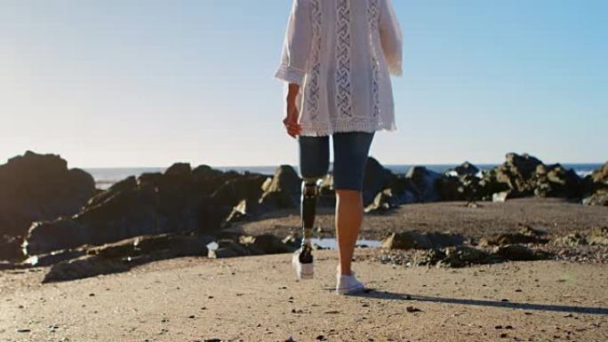 在海滩上行走的残疾妇女4k