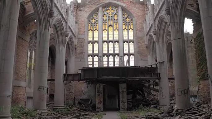 特写: 加里废弃的城市卫理公会教堂的圣所废墟