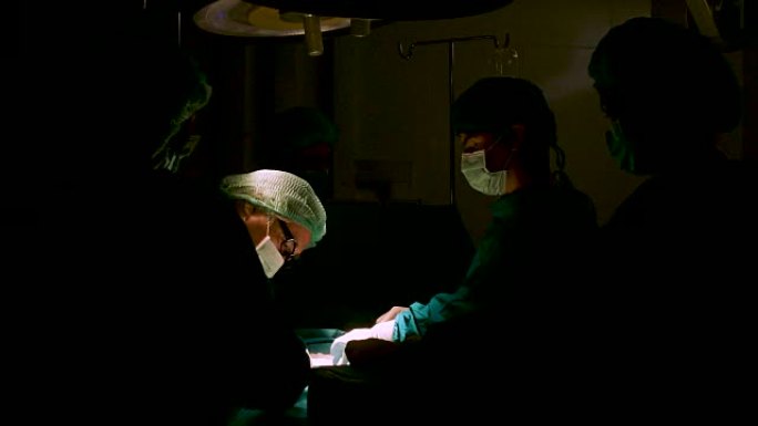 手术室的外科医生团队对病人进行手术。