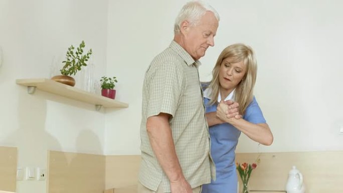 HD DOLLY: 护士帮助老年人起床