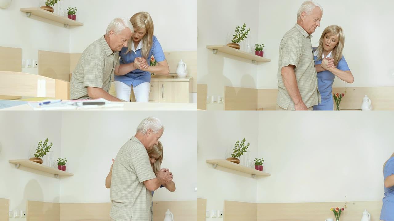 HD DOLLY: 护士帮助老年人起床