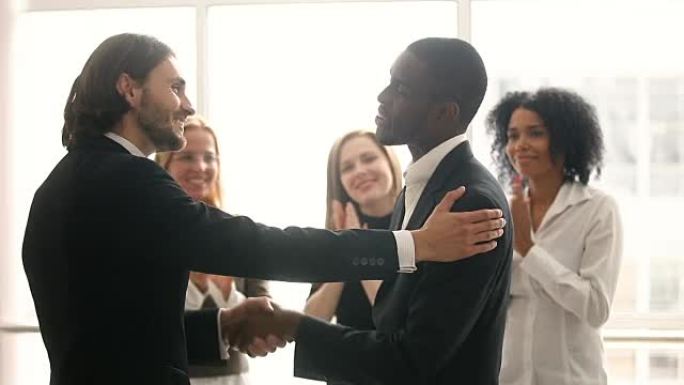 老板提倡奖励非裔美国男性员工，祝贺握手