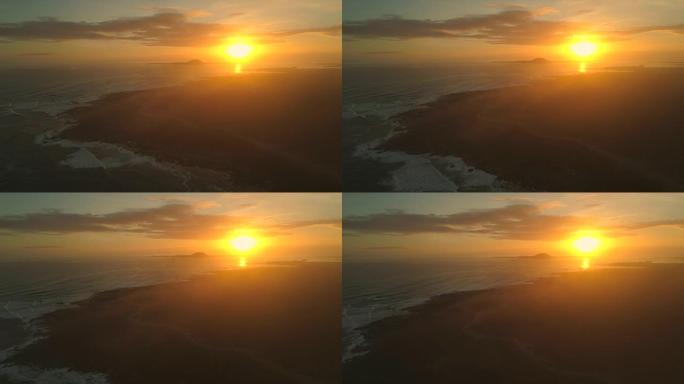 空中: 令人着迷的日落时分，泡沫波坠入富埃特文图拉海岸线