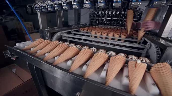 冰淇淋蛋筒的生产。特写。高清。