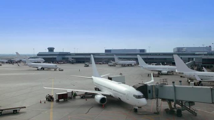 机场的飞机候机楼准备登机地勤人员