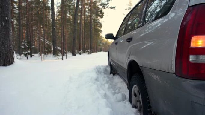 困在雪地里