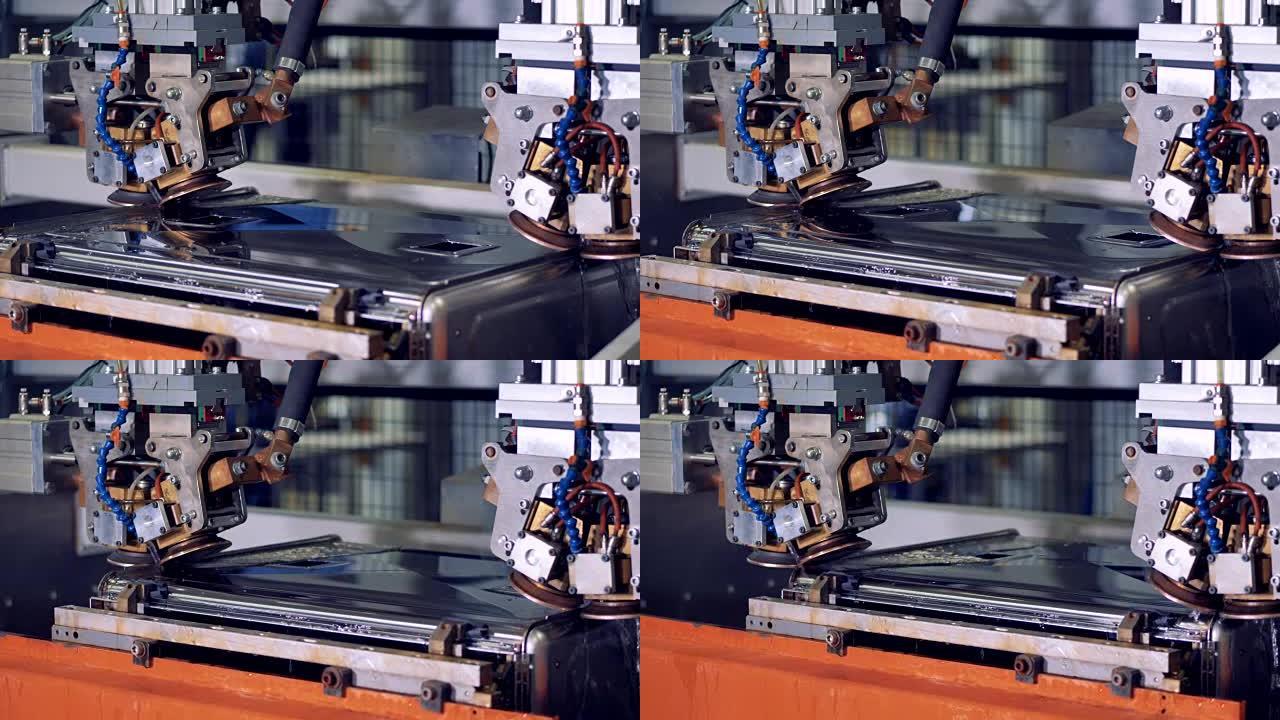 不锈钢接缝CNC焊接站的特写视图。