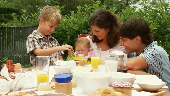 HD朵莉:年轻的家庭在吃早餐