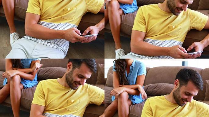 男人短信和女人从后面偷看手机