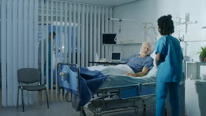 老年患者在医院老年病房卧床休息，医生和护士做体检。现代员工为使他再次健康而创造奇迹。