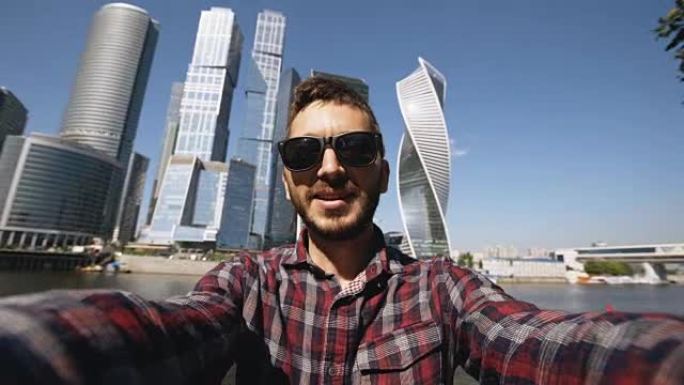 莫斯科国际商务中心附近使用智能手机摄像头进行在线视频聊天的快乐游客