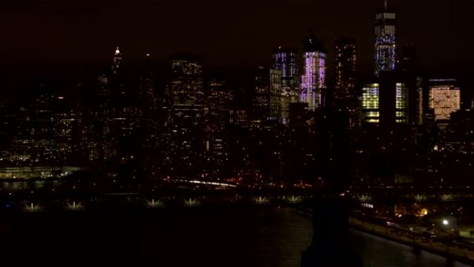 空中: 连接布鲁克林和曼哈顿市中心的两座桥梁在夜间点亮