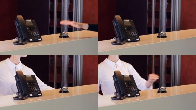 旧酒店贝尔在木质大堂办公桌上，配有现代电话。4K。