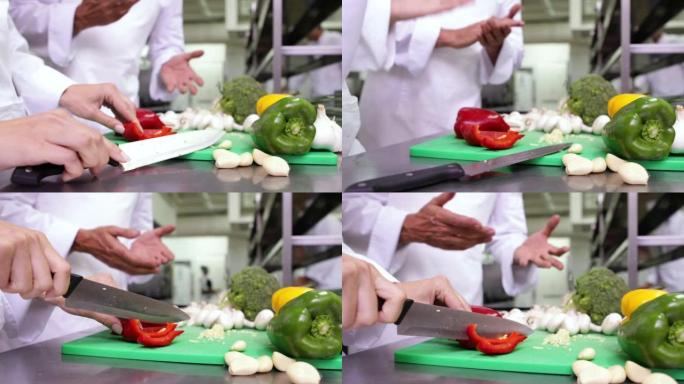 厨师在绿色板上切蔬菜