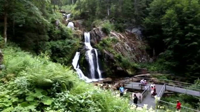 平移镜头: 德国森林特里贝格瀑布中的热带瀑布