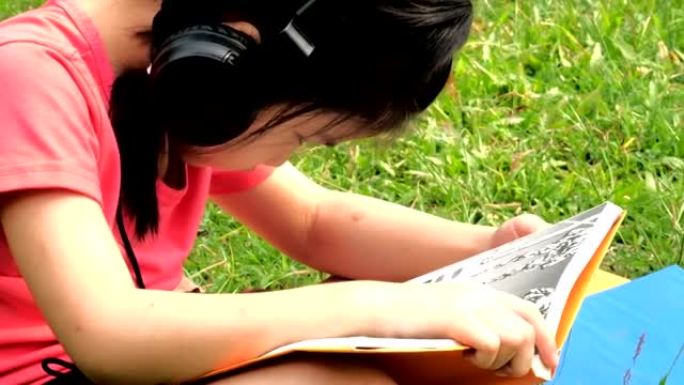 女孩看书和听音乐。