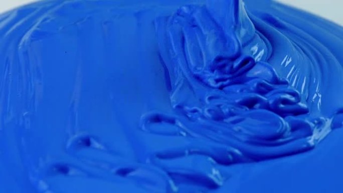 蓝色油漆倒在表面上