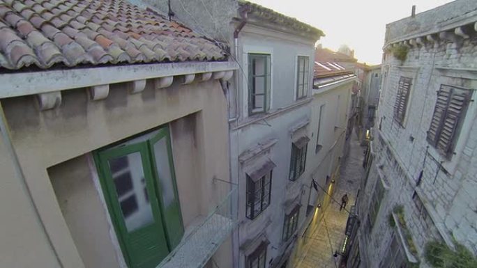 空中: 地中海古城的狭窄街道